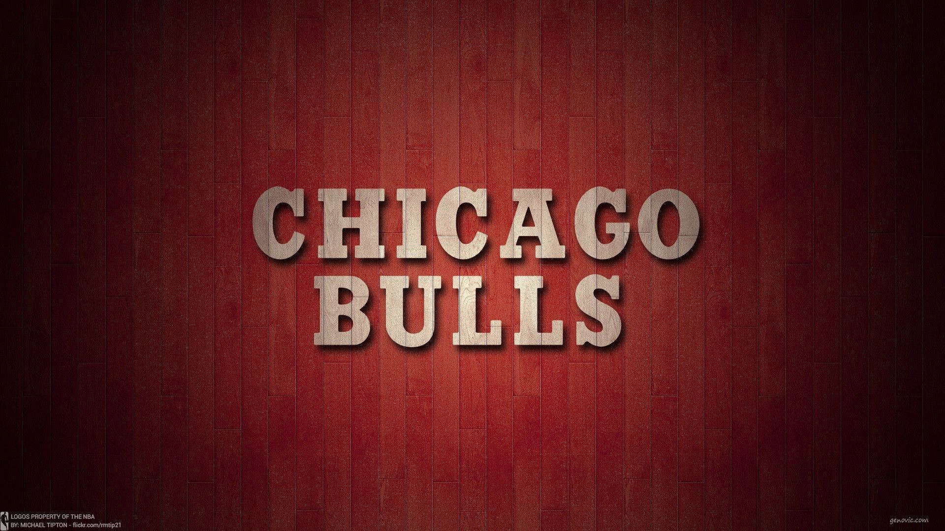 芝加哥公牛隊紅色木質地板 壁紙 — 粗體木製CHICAGO BULLS字母在豐富的紅色垂直木紋背景上脫穎而出。