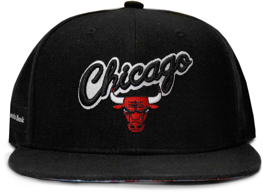 芝加哥公牛隊黑色棒球帽 壁紙 — 一頂黑色 snapback 帽，正面有紅色芝加哥公牛隊標誌，搭配白色草寫文字，背景為純色。