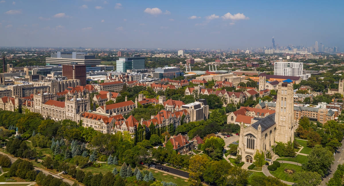 大學校園的鳥瞰圖，擁有歷史建築和綠色草坪。