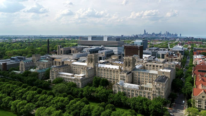 大學校園鳥瞰圖，擁有歷史建築和綠樹。
