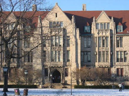 雪地校園，歷史悠久的石造大學建築，藍天下光禿禿的樹木。