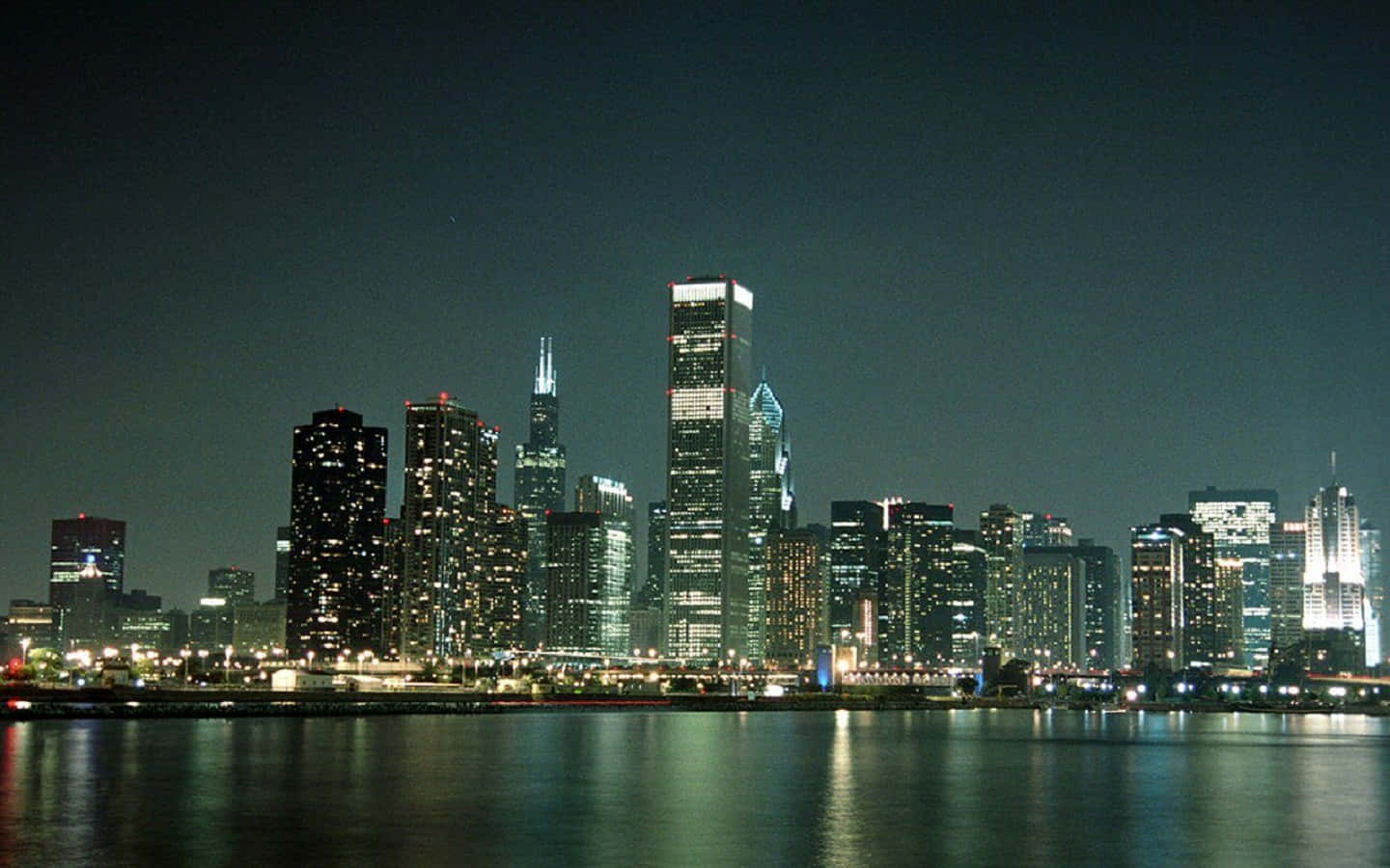 芝加哥夜景，燈光倒映在水面上。 — 芝加哥 壁紙