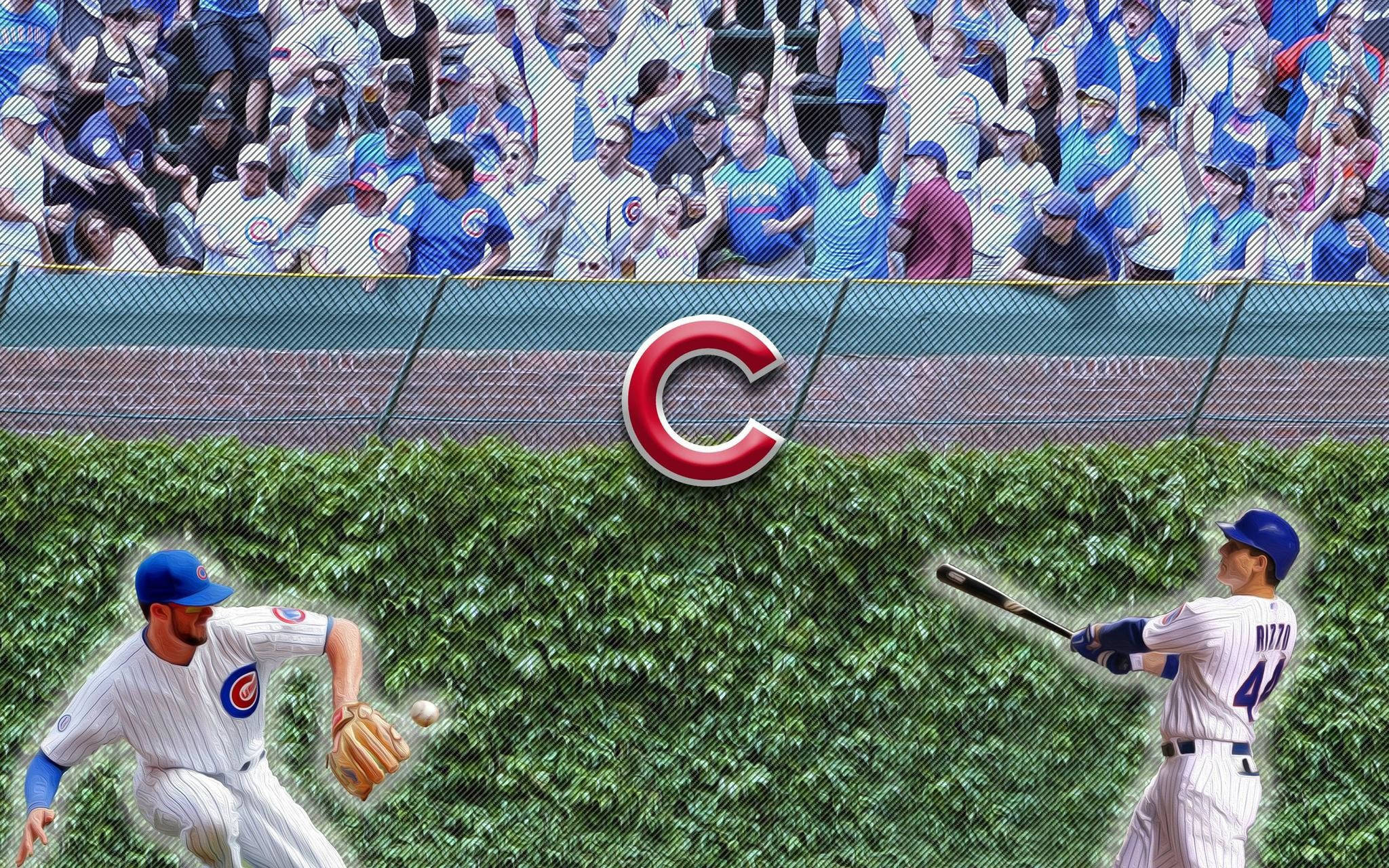 Cubs 桌布 壁紙 — 芝加哥小熊隊的棒球選手在燦爛陽光下比賽，身後有綠色常春藤牆，藍色球衣的球迷在歡呼。