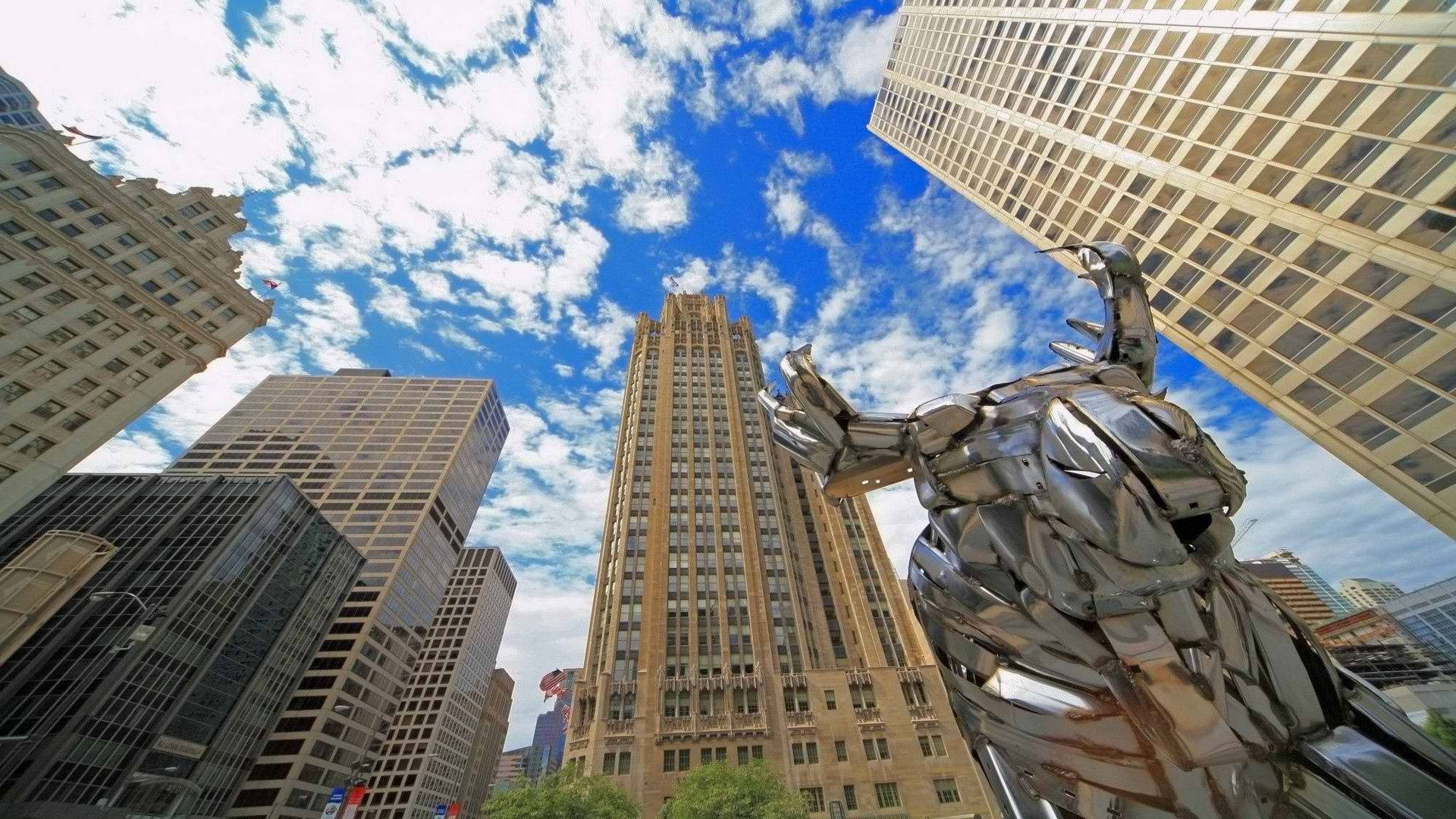 城市中的金屬雕塑，高樓大廈和藍天