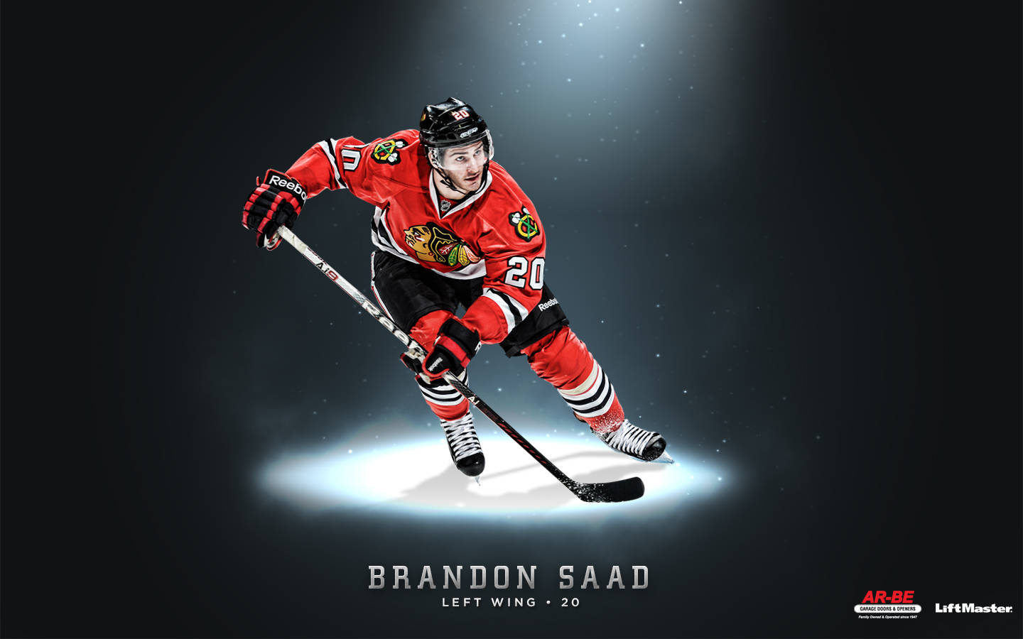冰球運動員 Brandon Saad 穿著紅色 Blackhawks 裝備在聚光燈下滑行。