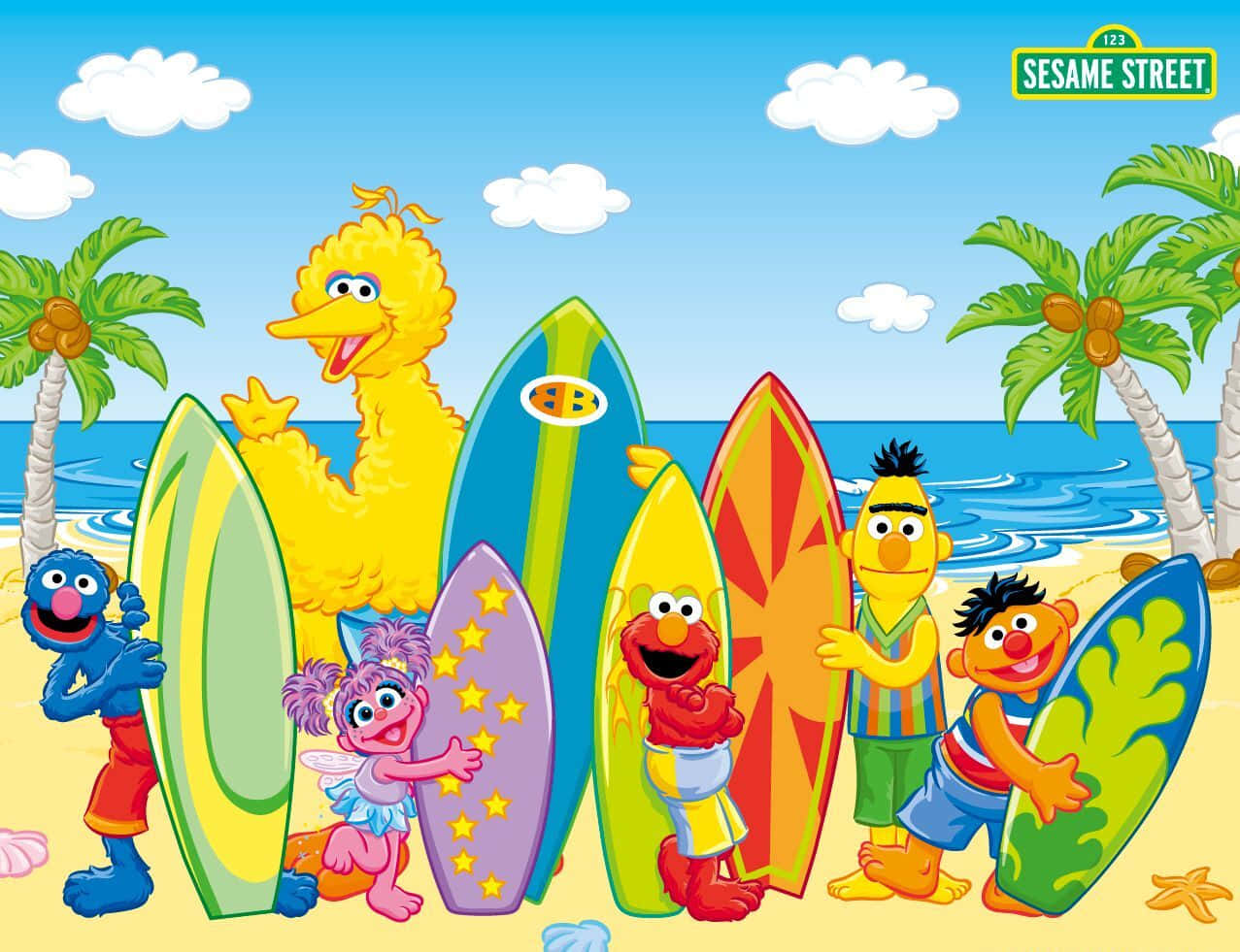 Sesame Street 桌布 壁紙 — 芝麻街角色在晴朗的藍天下，於陽光明媚的熱帶海灘上愉快地拿著色彩繽紛的衝浪板擺姿勢。