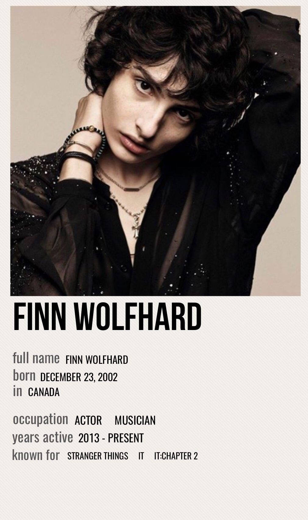 Finn Wolfhard 演員 音樂家 肖像 深色捲髮和黑色閃亮服裝。