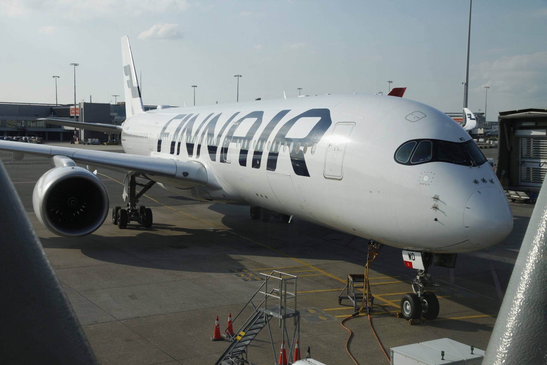 芬蘭航空飛機停泊在機場閘口，附有地面設備