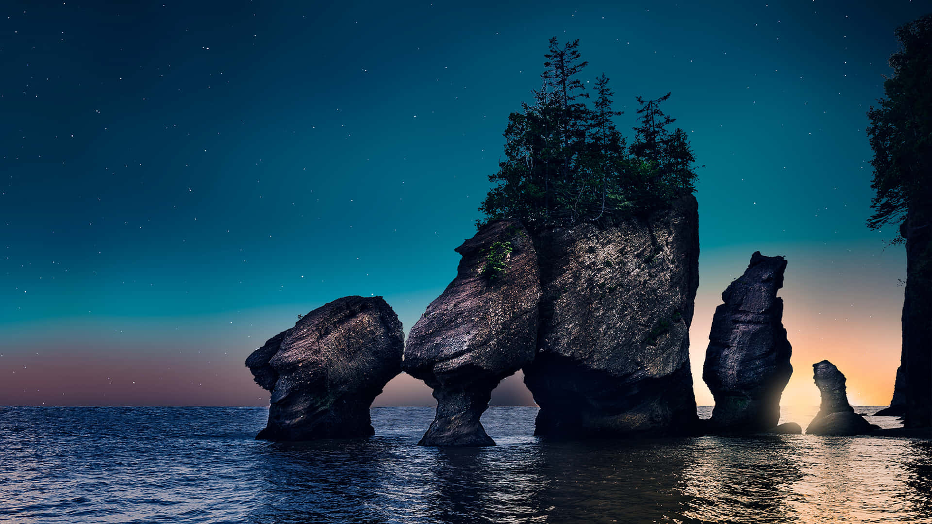 暮色中海洋裡的星光岩層