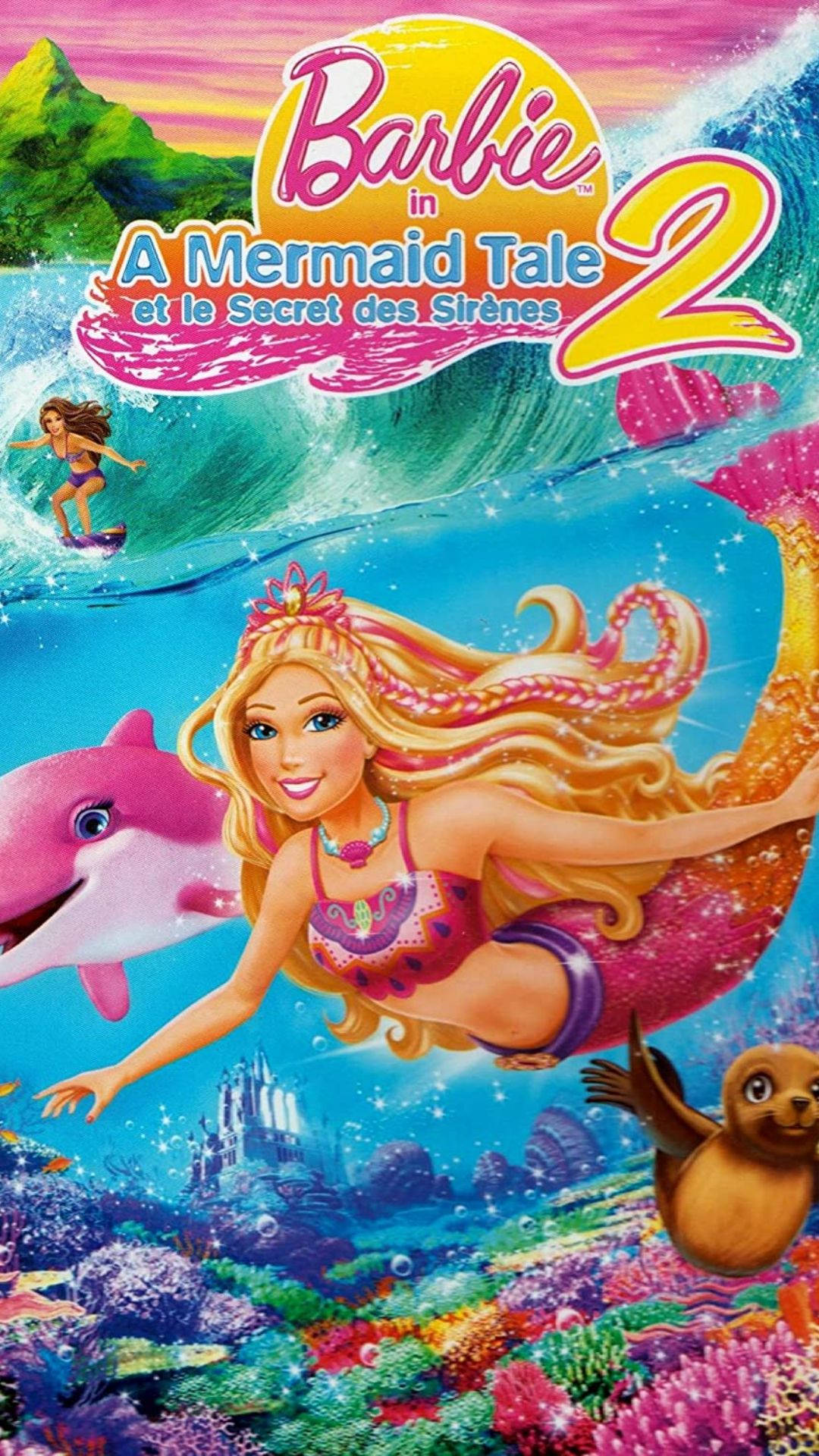 芭比美人魚傳奇2 壁紙 — 芭比化身美人魚，在海豚和海豹的陪伴下，在色彩繽紛的海面下，於充滿活力的珊瑚礁上快樂地游動。