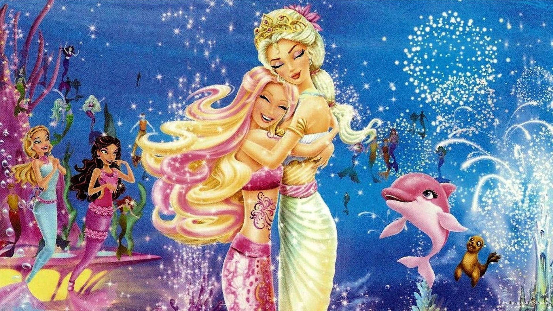芭比美人魚擁抱 壁紙 — 兩條美人魚喺閃爍燈光同色彩繽紛嘅珊瑚中喺水底擁抱，附近有海豚同其他美人魚。