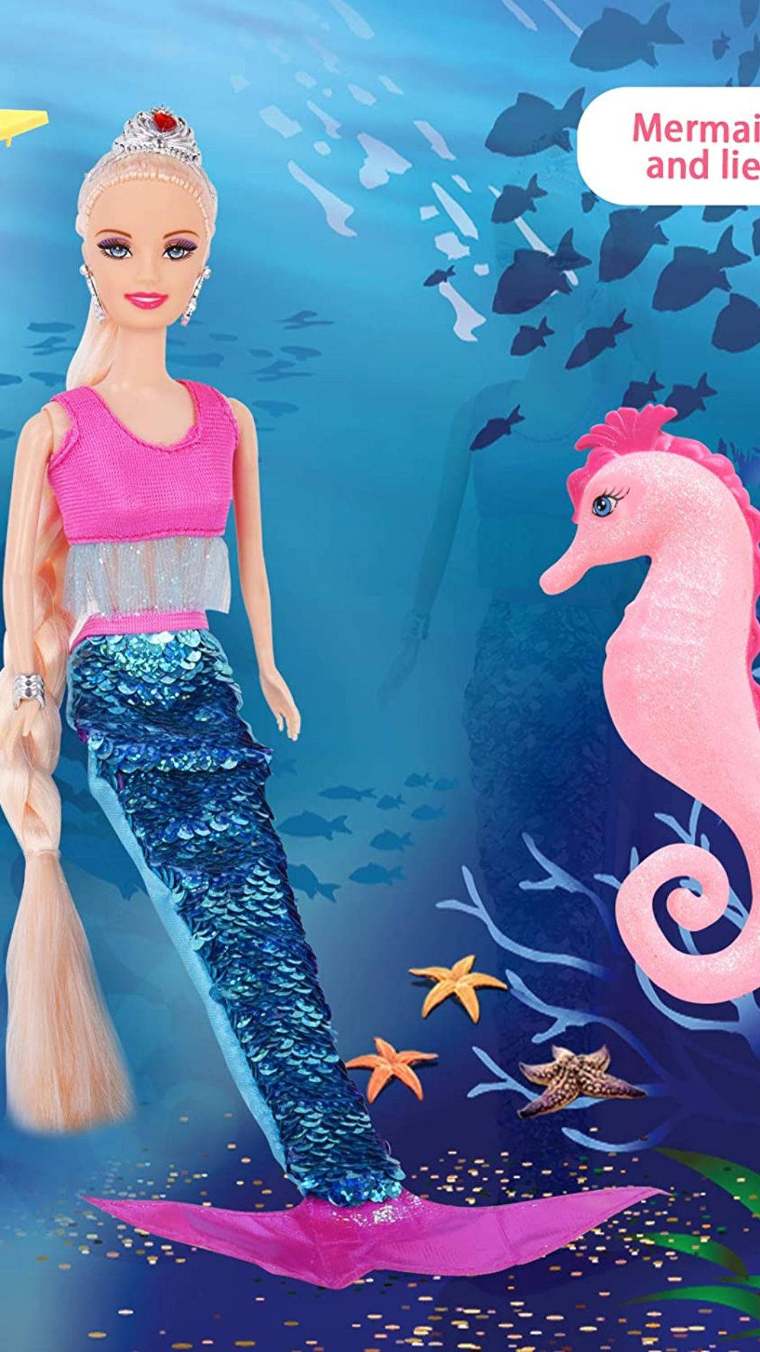 芭比美人魚與海馬 壁紙 — 一個金髮、身穿粉紅色上衣的芭比娃娃，以美人魚的姿態站在水中，旁邊有一條閃亮的藍色尾巴和一隻粉紅色的海馬。