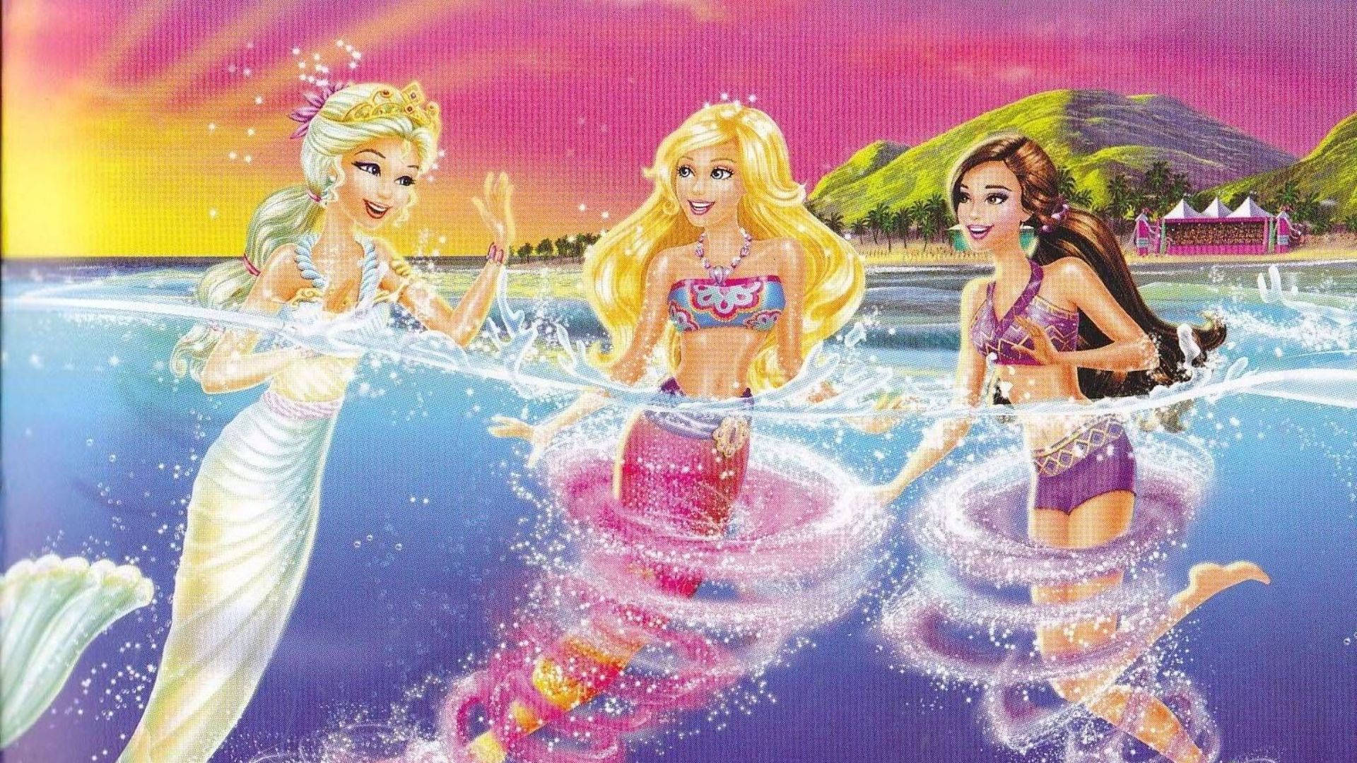芭比美人魚變身 壁紙 — 三個擁有彩色尾巴的美人魚女孩在粉紅色和橙色的日落天空下，在充滿活力的海洋水中歡快地嬉水。