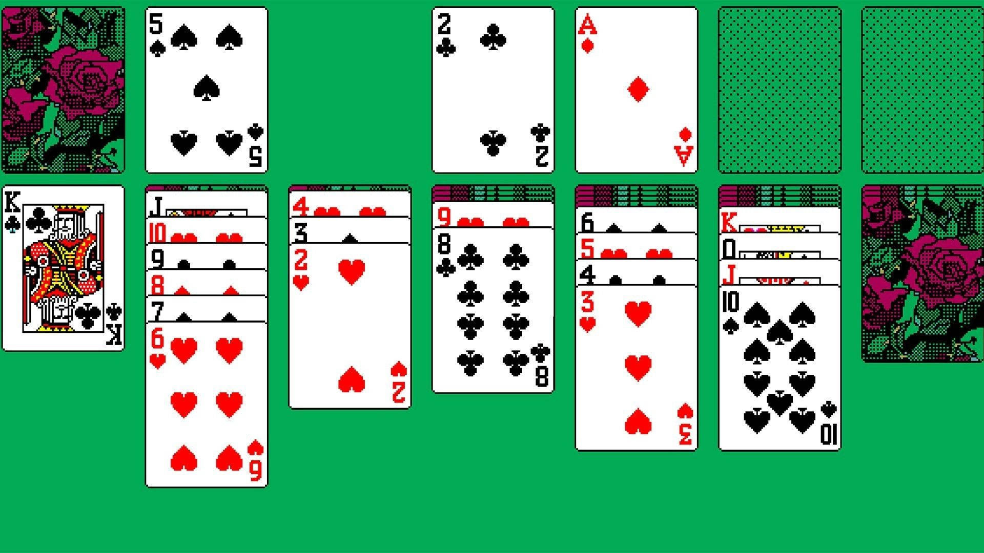 花卉主題Solitaire遊戲 壁紙 — 像素化嘅啤牌以接龍佈局排列喺充滿活力嘅綠色絨氈背景上，背面有玫瑰圖案嘅啤牌。