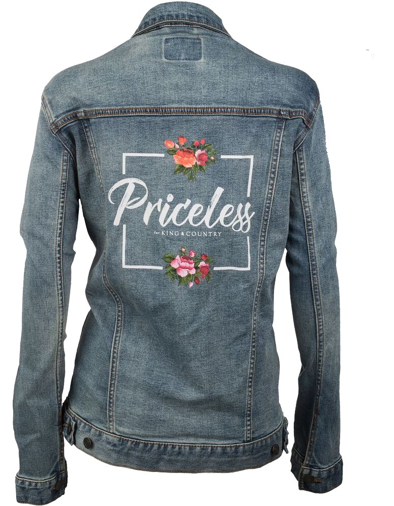 花卉裝飾牛仔夾克 壁紙 — 褪色牛仔外套的背面，白色字體寫著「Priceless」，周圍環繞著花卉刺繡。