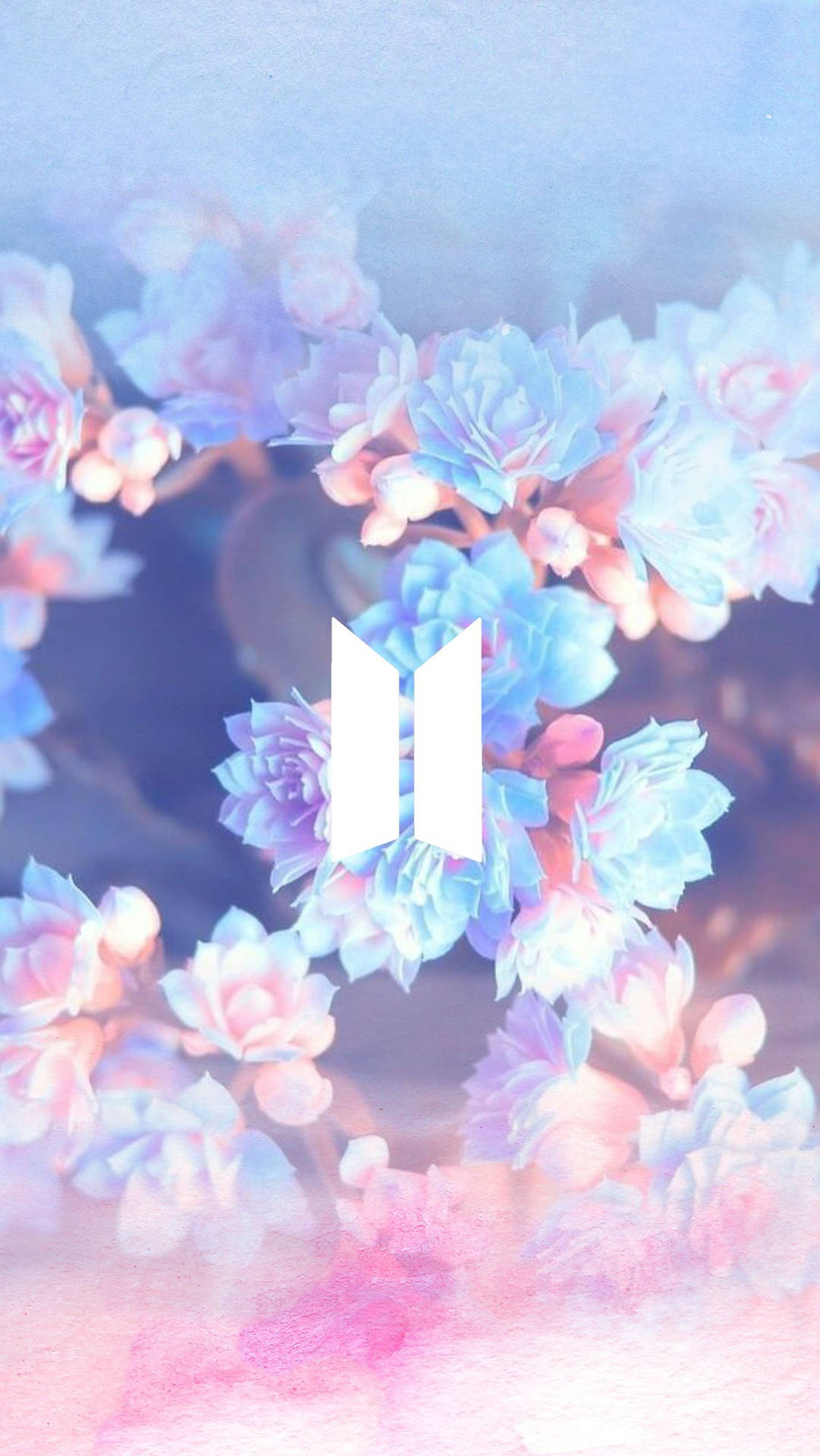BTS標誌被粉彩花朵包圍，背景夢幻模糊。 — BTS標誌 壁紙