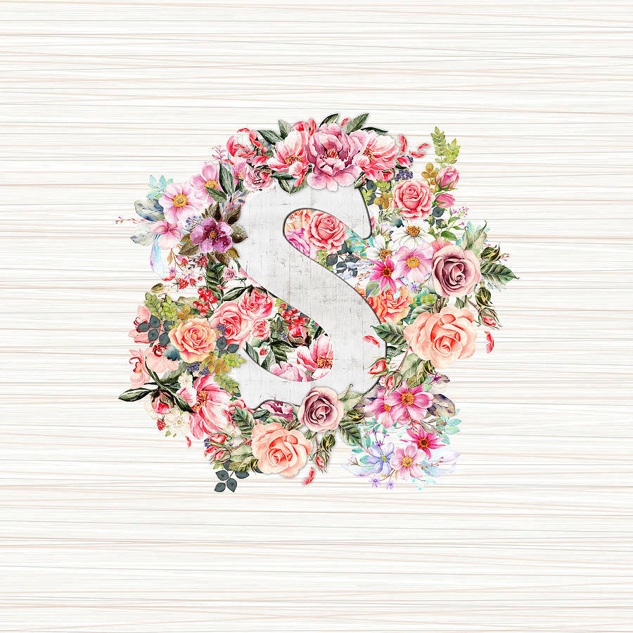 花卉風格S字 壁紙 — 一個水彩字母S，在淺色木紋背景上飾有粉紅蜜桃和紫色花朵。