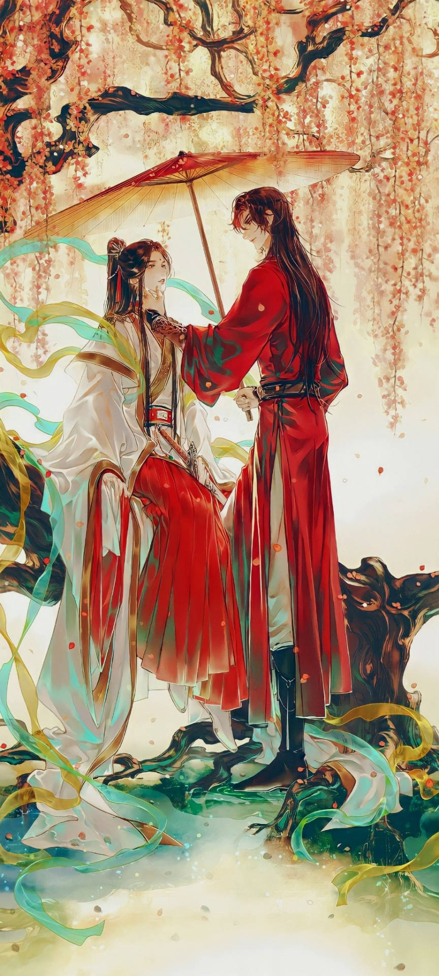 花城櫻花下 壁紙 — 一對穿著飄逸紅白長袍的情侶站在盛開的樹下，共用一把傘，彩色絲帶在他們周圍旋轉。