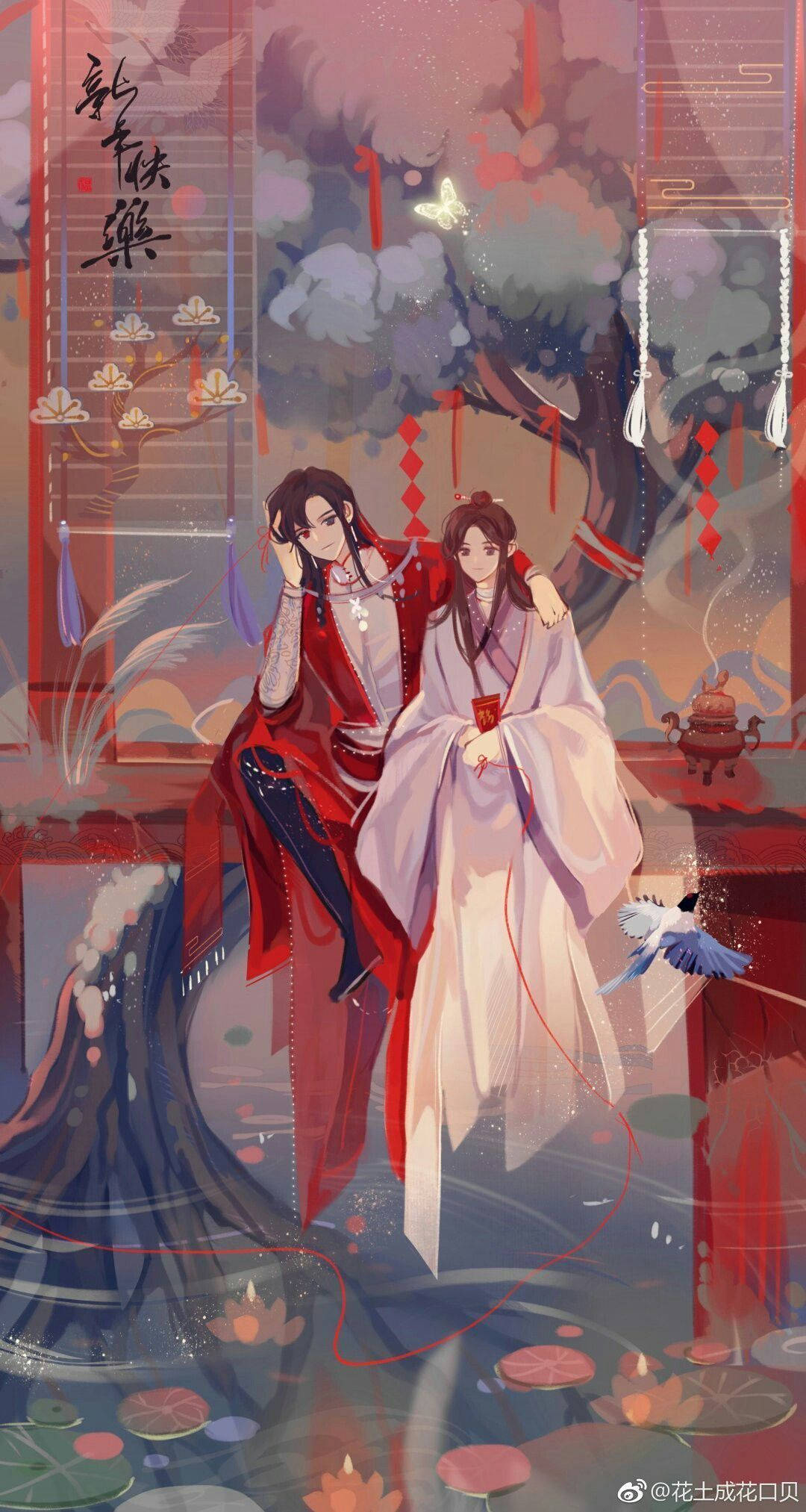 花城浪漫情懷 壁紙 — 兩個穿著傳統長袍的優雅動漫角色站在一個有蓮花的池塘旁，池塘上方是一棵掛滿紅燈籠的樹。