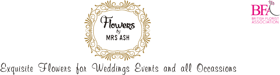 花店橫幅設計 壁紙 — 黑色背景上帶有 'Flowers & Mrs Ash' 文字和 British Florist Association 標誌的優雅金色裝飾框架。