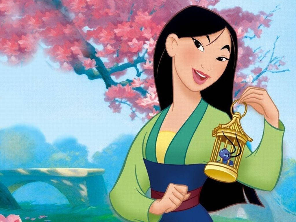 花木蘭美麗公主 壁紙 — 一位身穿傳統長袍、開心的動畫公主，在盛開的粉紅櫻花下，手持一個金色燈籠，裡面有一隻藍色小生物。