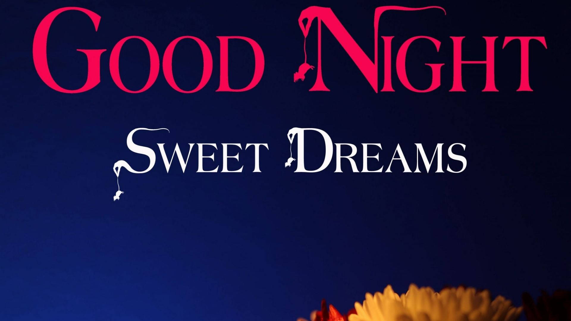 花瓣之上的甜美夢想 壁紙 — 大膽的粉紅色和白色「Good Night Sweet Dreams」文字漂浮在深藍色夜空上，底部帶有溫暖的花朵。