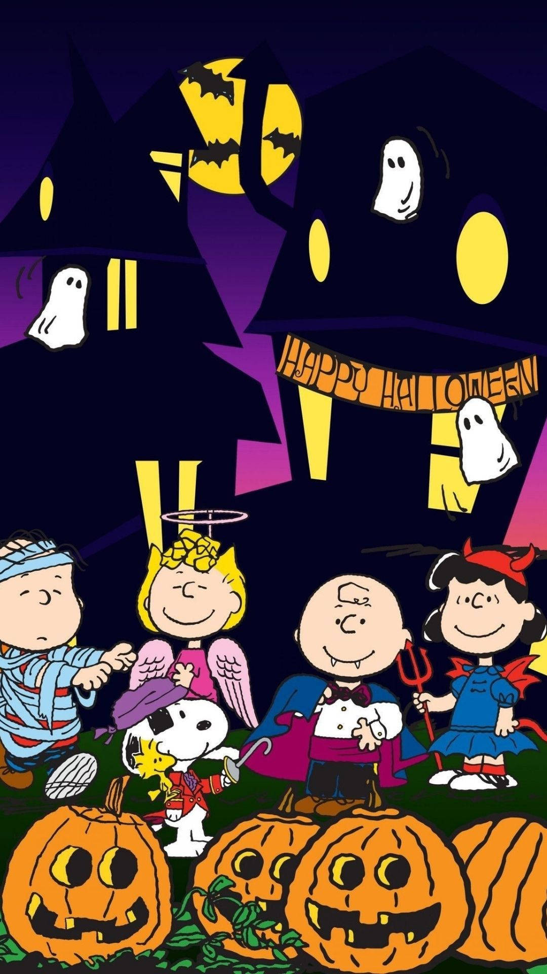 Peanuts 角色穿著萬聖節服裝，與南瓜和鬼屋背景。