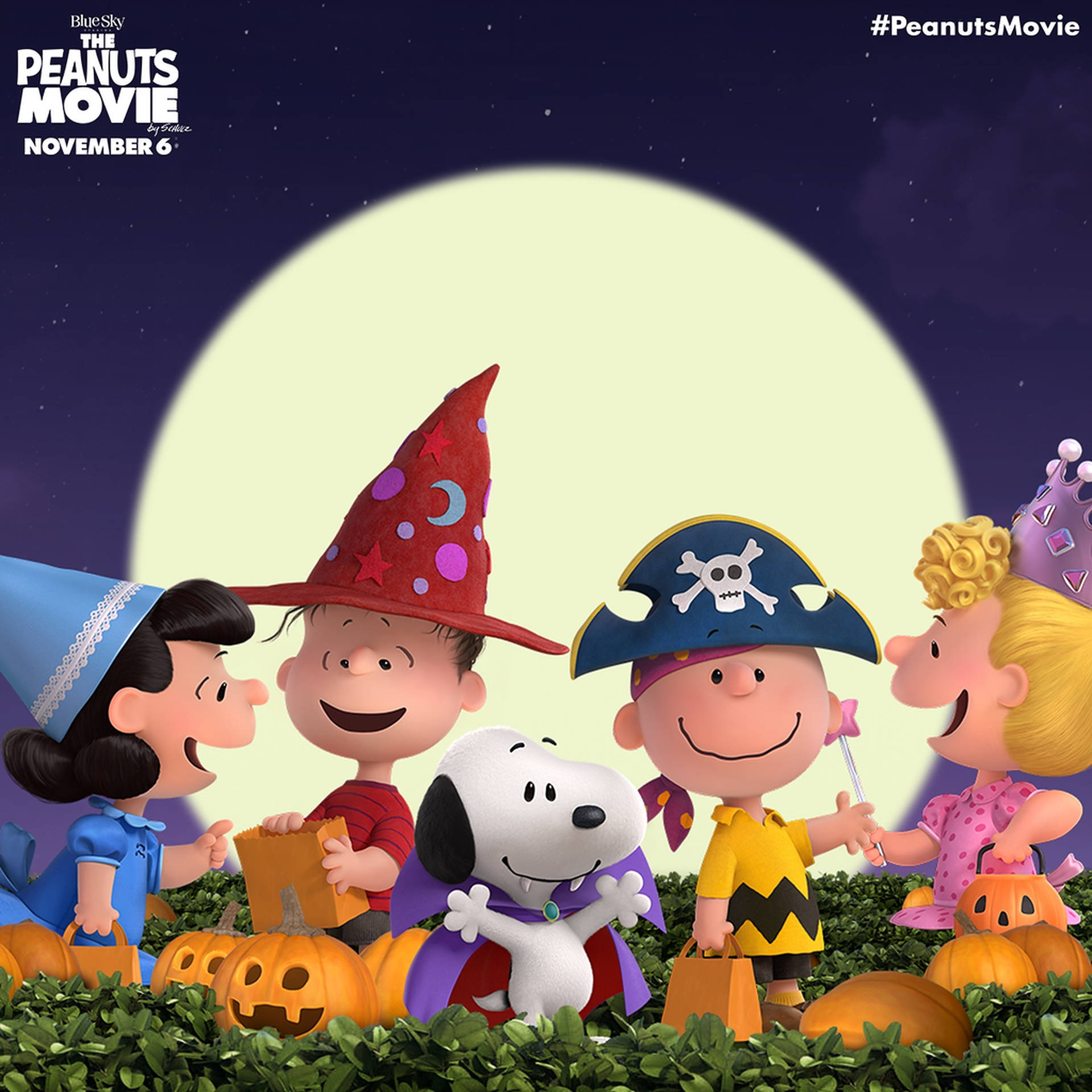 Peanuts 角色穿著萬聖節服裝在滿月下微笑，旁邊有南瓜。