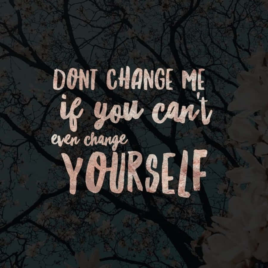 文字語句說「don't change me if you can't even change yourself」，位於黃昏時光禿的樹枝上方。