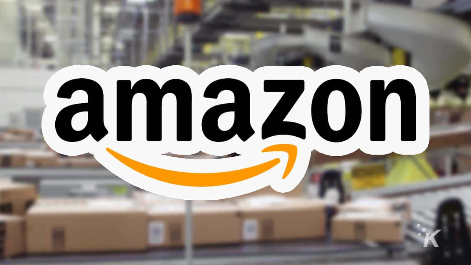 Amazon 標誌疊加在帶有箱子的倉庫場景上。