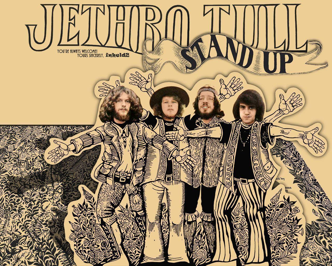 英國前衛搖滾樂隊 Jethro Tull《Stand Up》專輯封面 壁紙 — 四位身穿1970年代服裝的迷幻搖滾樂隊成員，在帶有粗體字型的圖案背景前張開雙臂站立。
