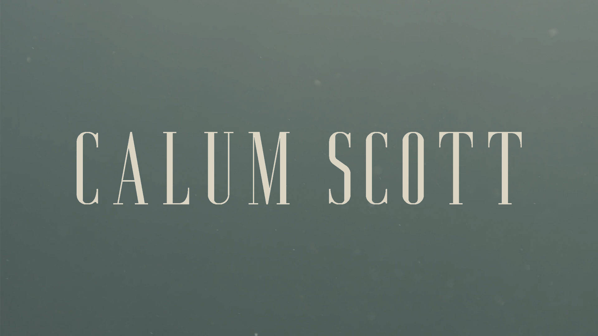英國創作歌手 Calum Scott 壁紙 — Calum Scott 的名字以優雅的奶油色襯線字體顯示在帶有紋理的柔和綠色背景上。