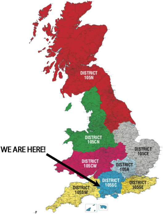 英國區劃地圖「我們在此」 壁紙 — 英國的風格化地圖，分為色彩繽紛的區域，並標有 105N 和 105SE 等代碼。