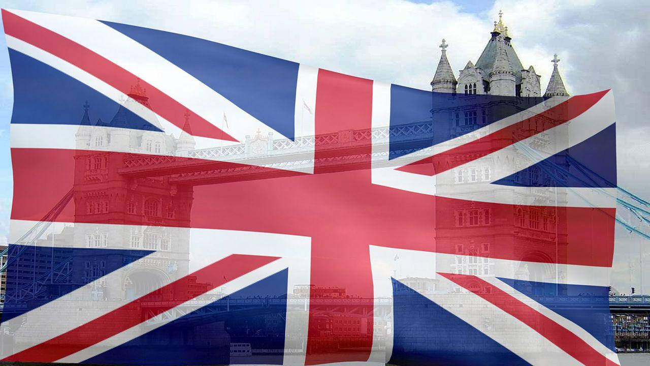 英國國旗與塔橋 壁紙 — 英國國旗疊加在倫敦的塔橋和倫敦塔上，天空多雲。