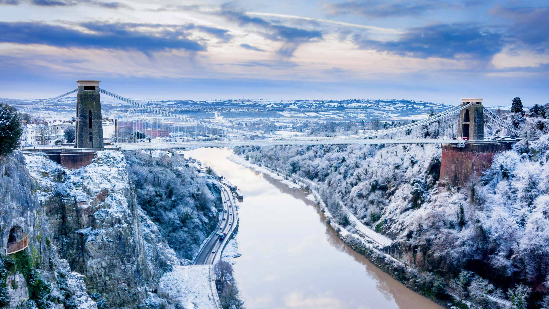 白雪覆蓋的懸崖和河流，冬季有吊橋橫跨峽谷。