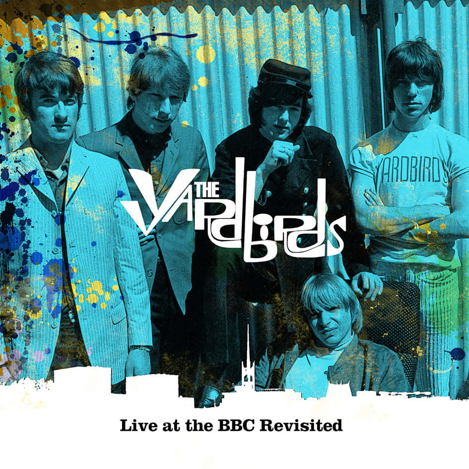 英國搖滾樂隊 The Yardbirds 專輯封面 壁紙 — 五位復古搖滾樂隊成員在波紋金屬背景前擺姿勢，背景上有鮮豔的藍色和黃色油漆飛濺以及城市天際線輪廓。