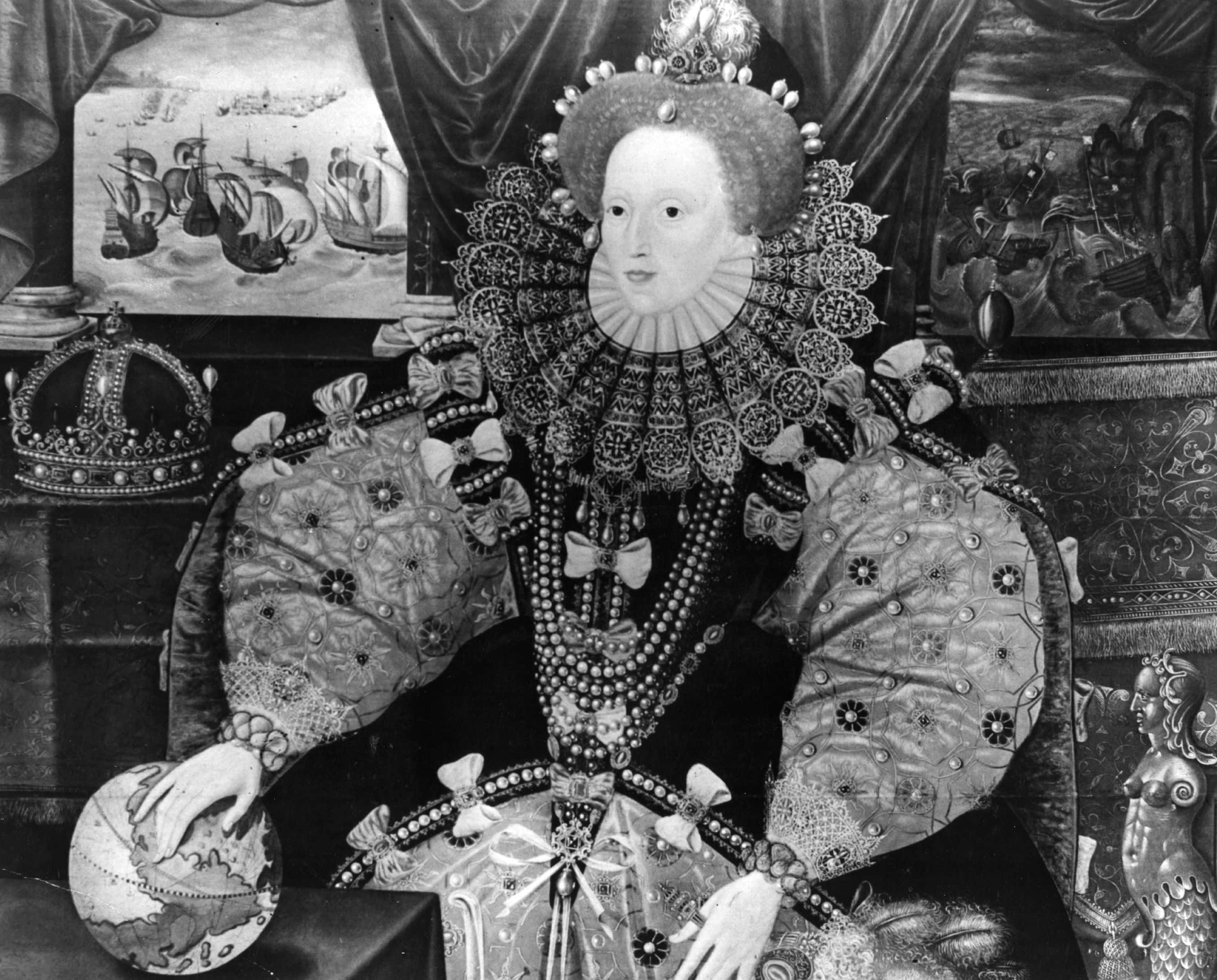 英國搖滾樂隊Queen：打破紀錄、改變音樂世界的傳奇 壁紙 — 伊利沙伯一世女王的華麗肖像，身穿華麗的伊利沙伯時代服飾，手持地球儀，頭戴王冠，身後有海洋畫作。