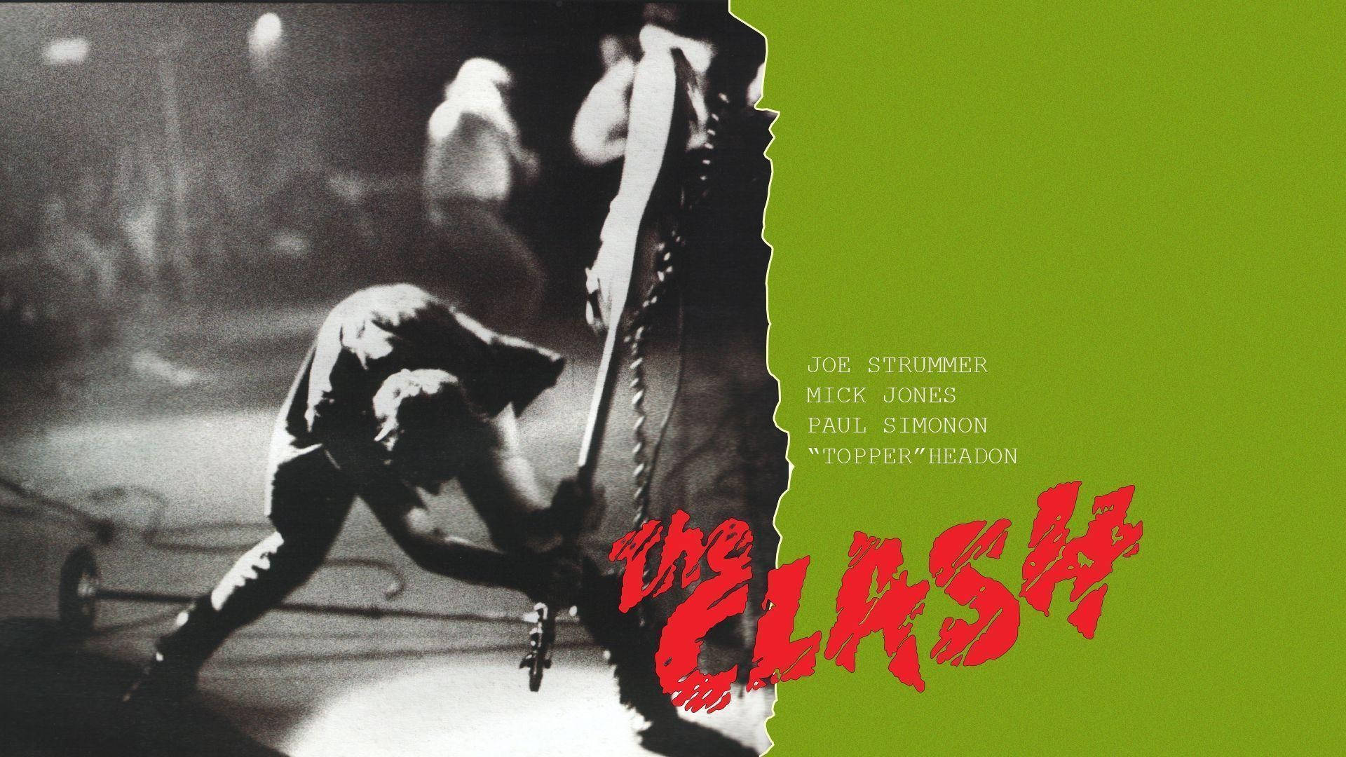 龐克搖滾樂隊The Clash在舞台上現場表演，採用大膽的綠色和紅色圖形設計。