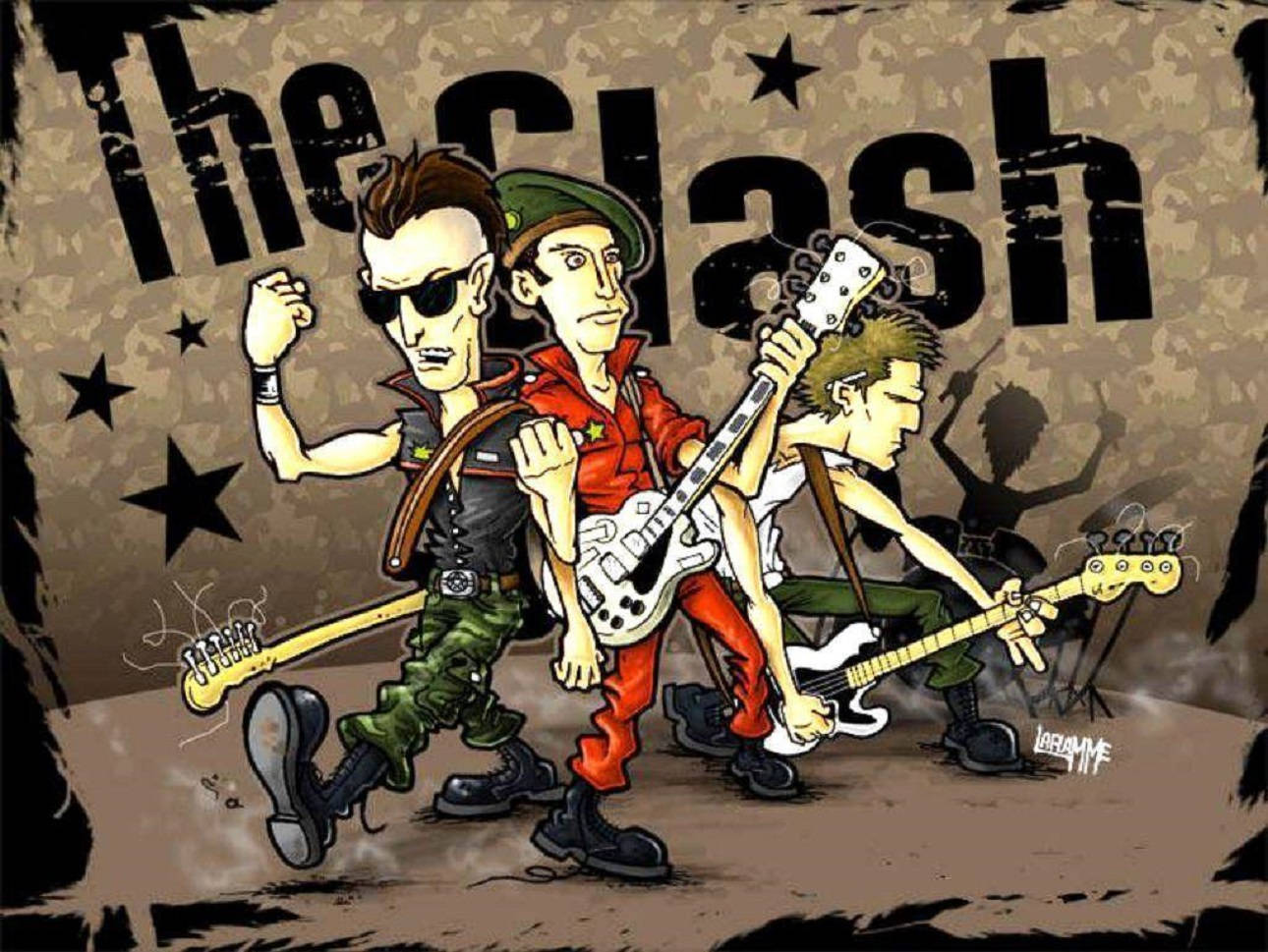 The Clash 樂隊成員穿著龐克搖滾裝備在粗糙的舞台上彈結他。