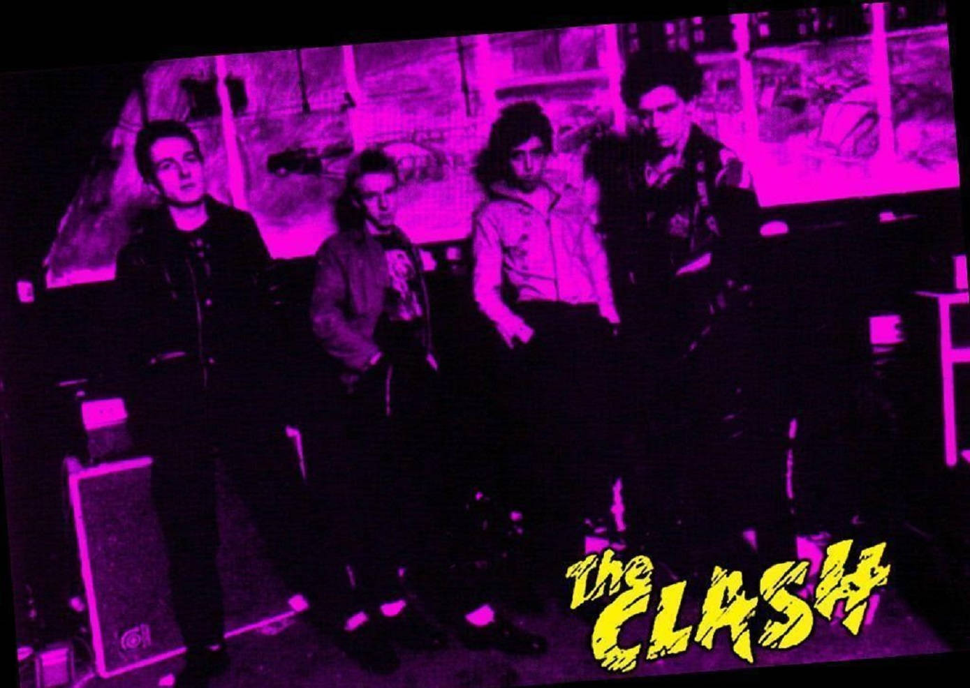 The Clash 樂團照片，紫色燈光舞台場景，帶有黃色標誌。