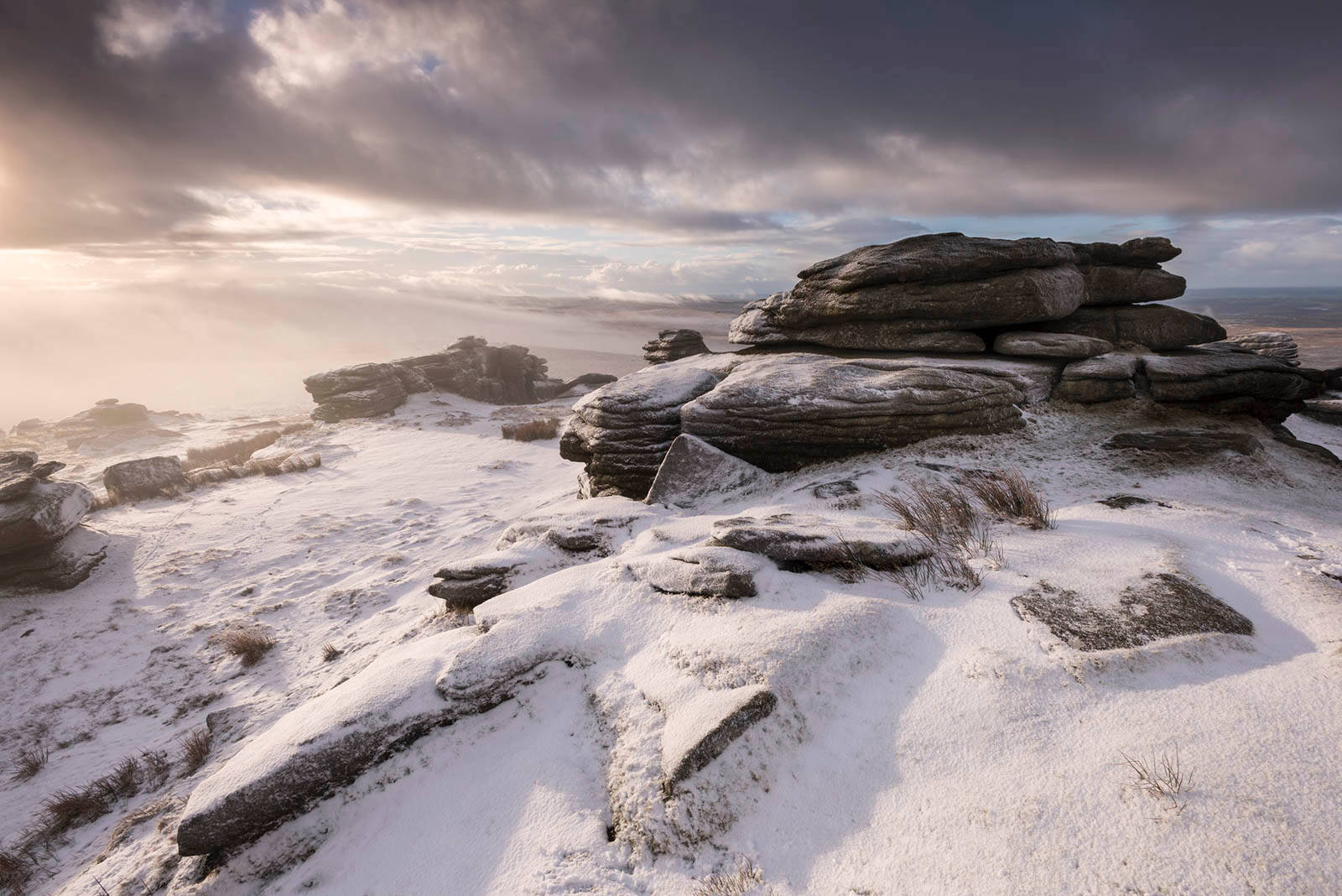 英國格雷特米斯托山 壁紙 — 白雪覆蓋崎嶇的岩石地貌，在寒冷的冬季日出時分，天空佈滿戲劇性的雲層。
