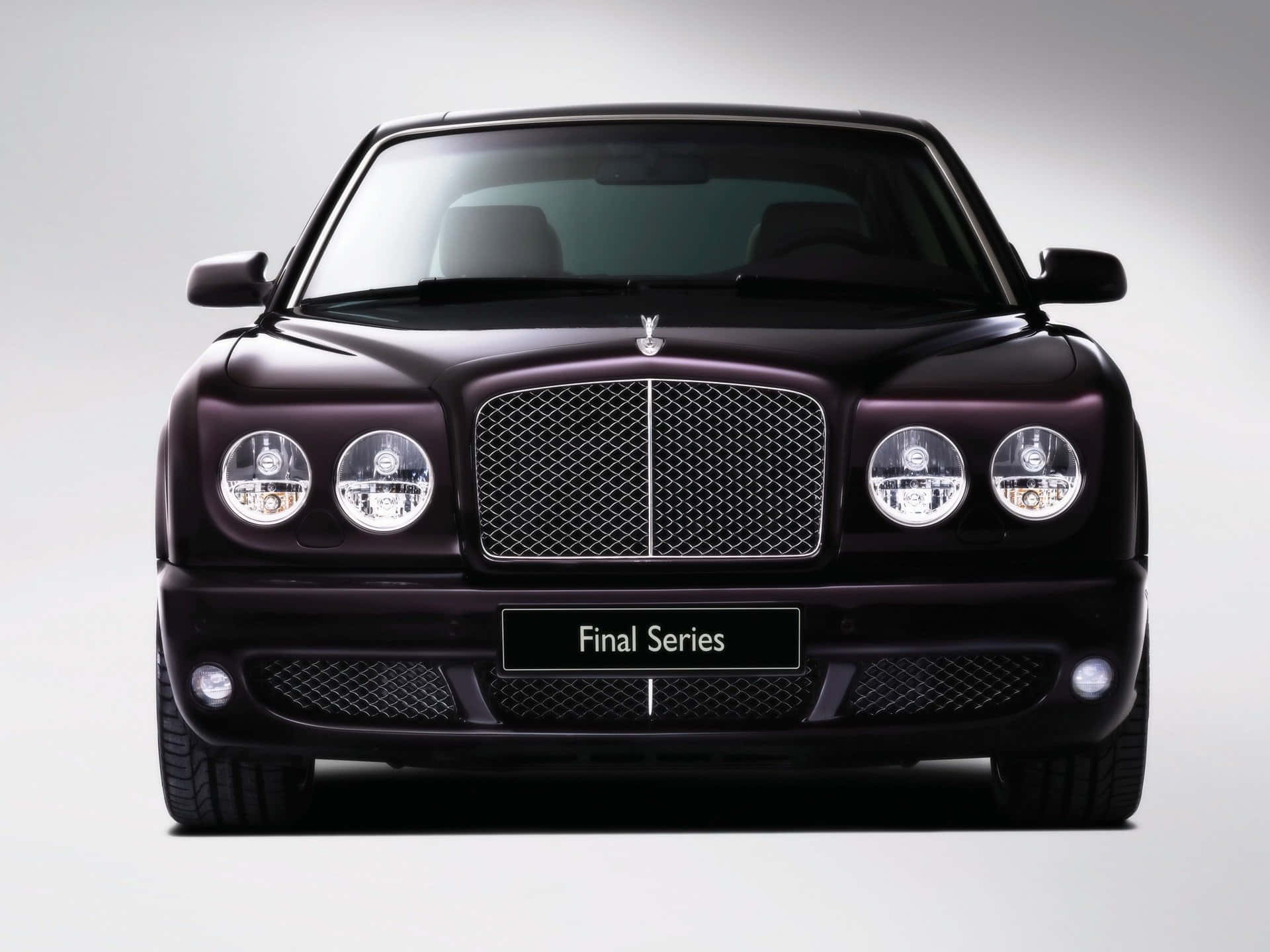 黑色Bentley Final Series豪華轎車在工作室燈光下的正面視圖。