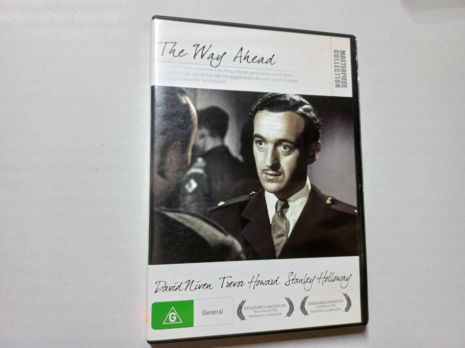 英國經典演員大衛·尼文在電影《前路》中的劇照 壁紙 — 電影《The Way Ahead》的復古DVD封面，以素色背景襯托身穿制服演員大衛·尼雲的黑白肖像。