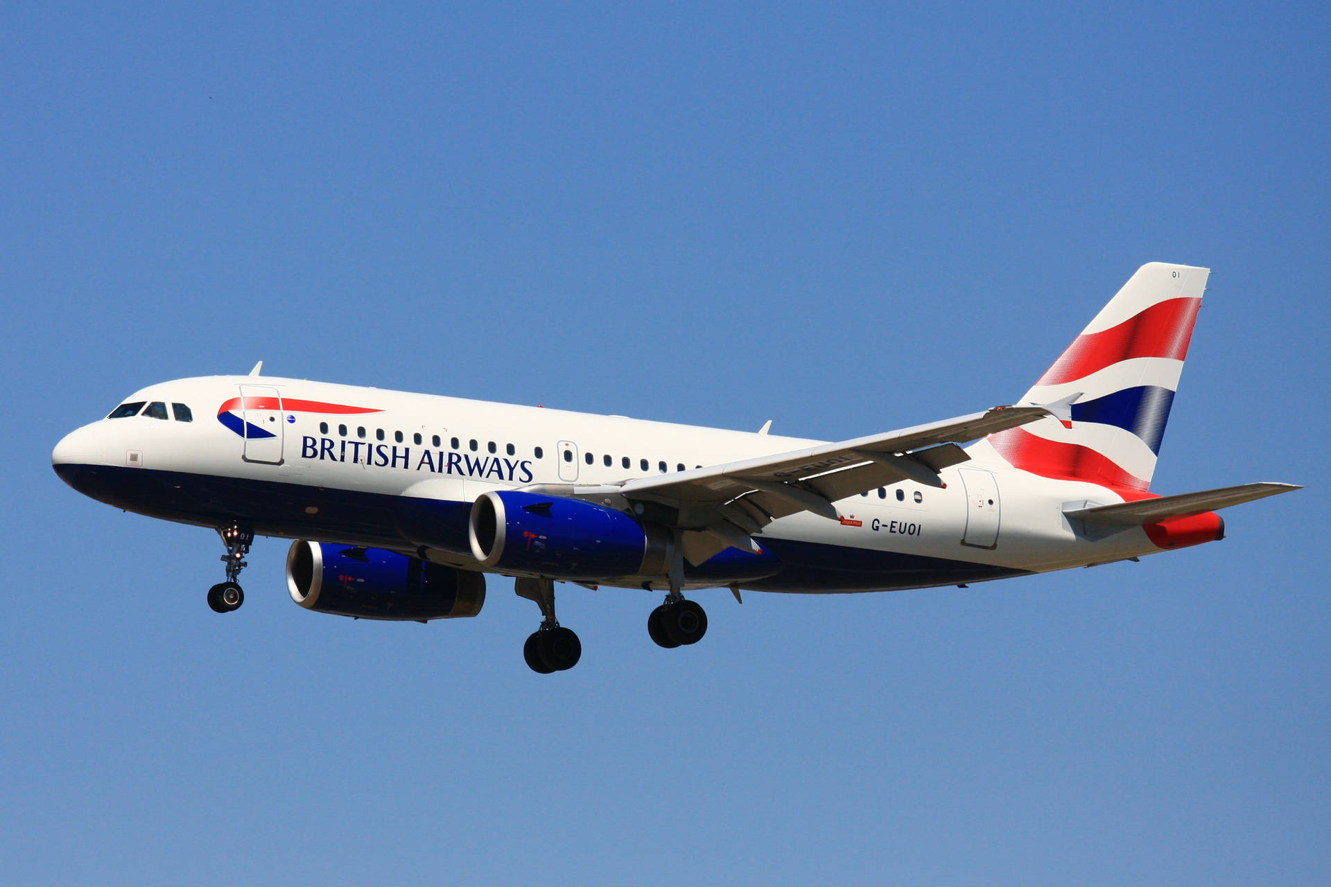 英國航空飛機在晴朗的藍天下降落