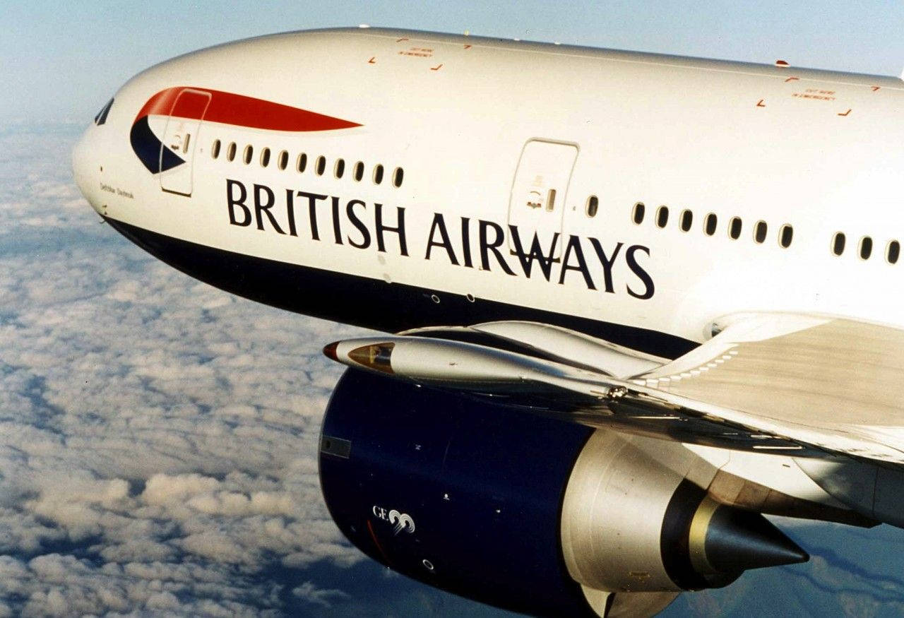 英國航空飛機在藍天白雲上飛行。