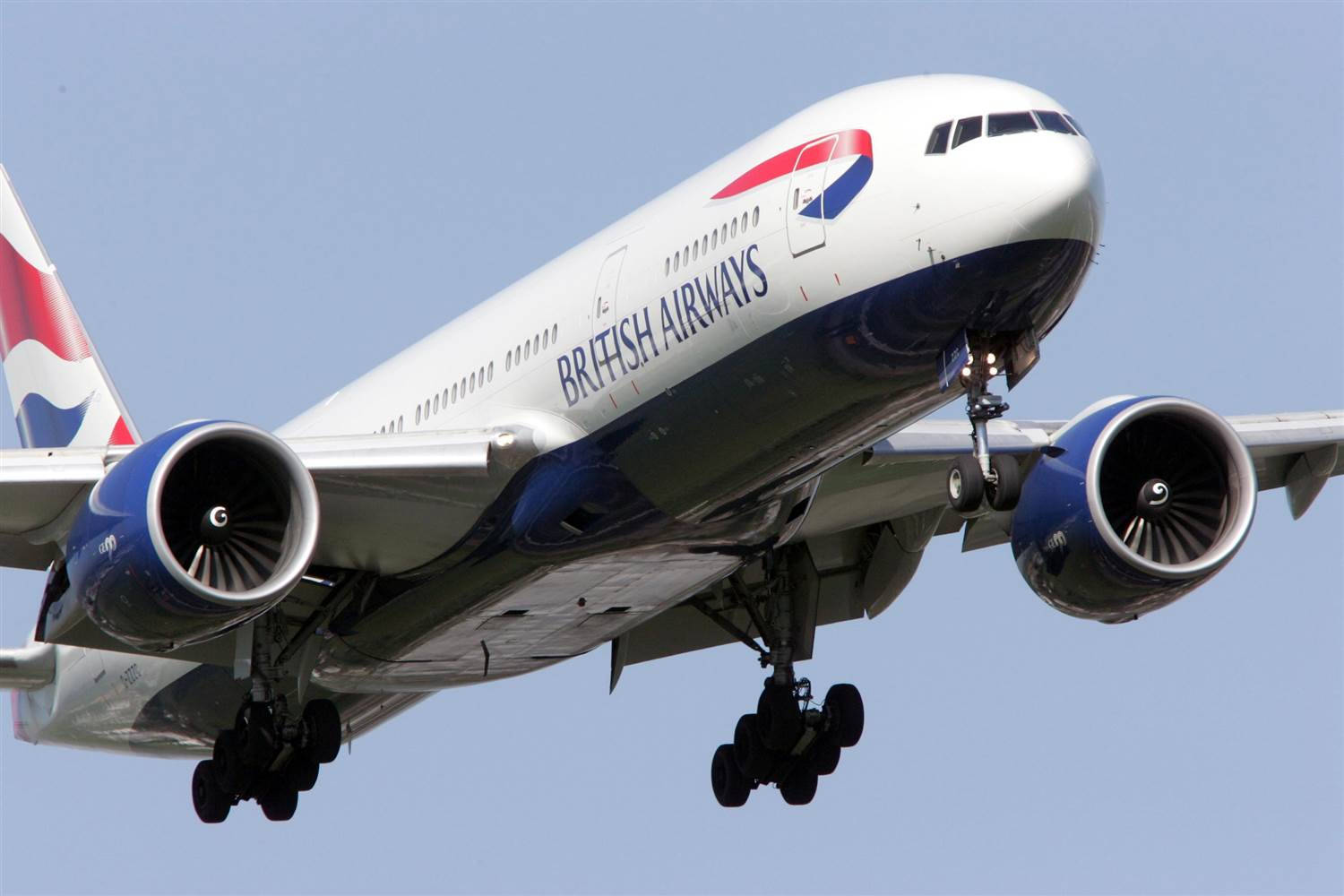 英國航空噴射機放下起落架在藍天下著陸