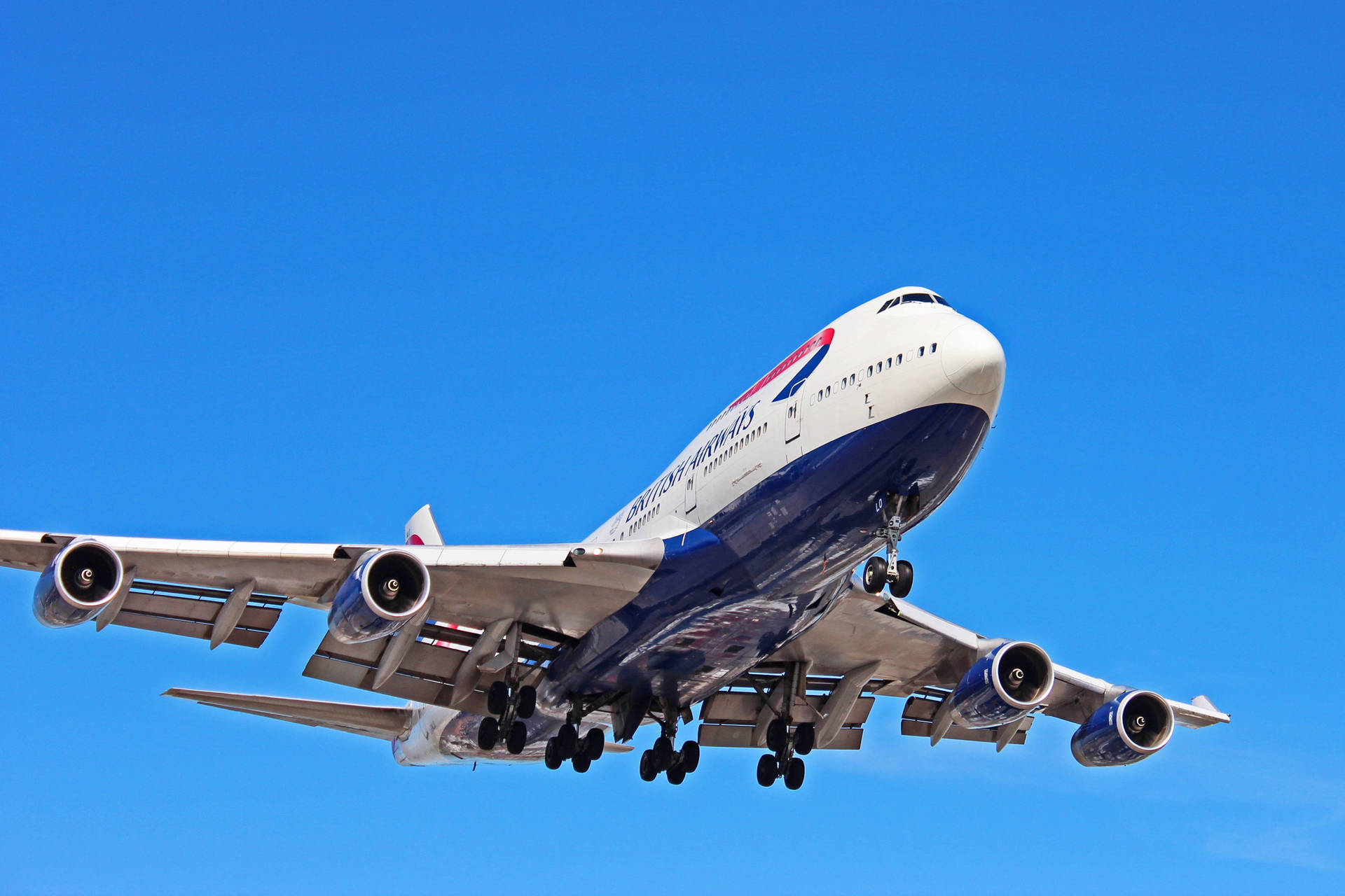 英國航空波音747飛機正在降落，起落架已放下。