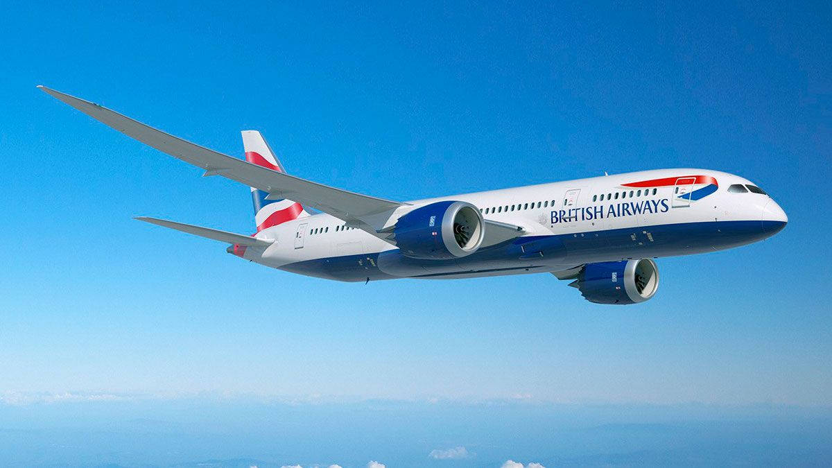 英國航空飛機在晴朗藍天中高飛