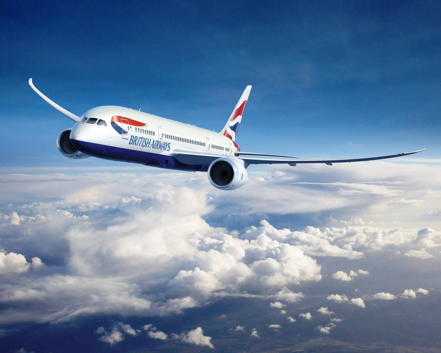 英國航空噴射機在晴朗的日子裡高飛於雲層之上。