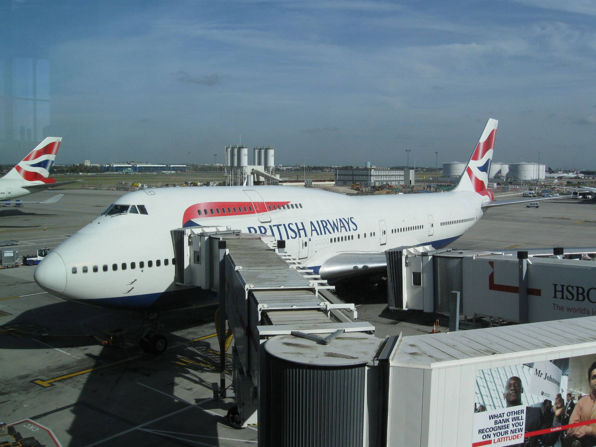 英國航空波音747在機場閘口，連接了登機橋。